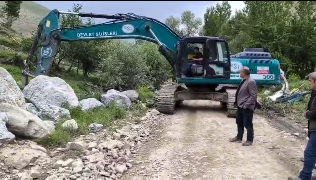 Başkale’de sağanak sonucu taşkın meydana geldi