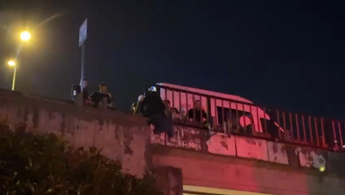 Sevgilisiyle tartıştı, köprüye çıktı