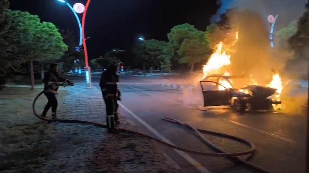 Van’da park halindeki araca çarpan otomobil alev alev yandı