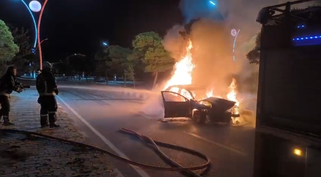 Van’da park halindeki araca çarpan otomobil alev alev yandı