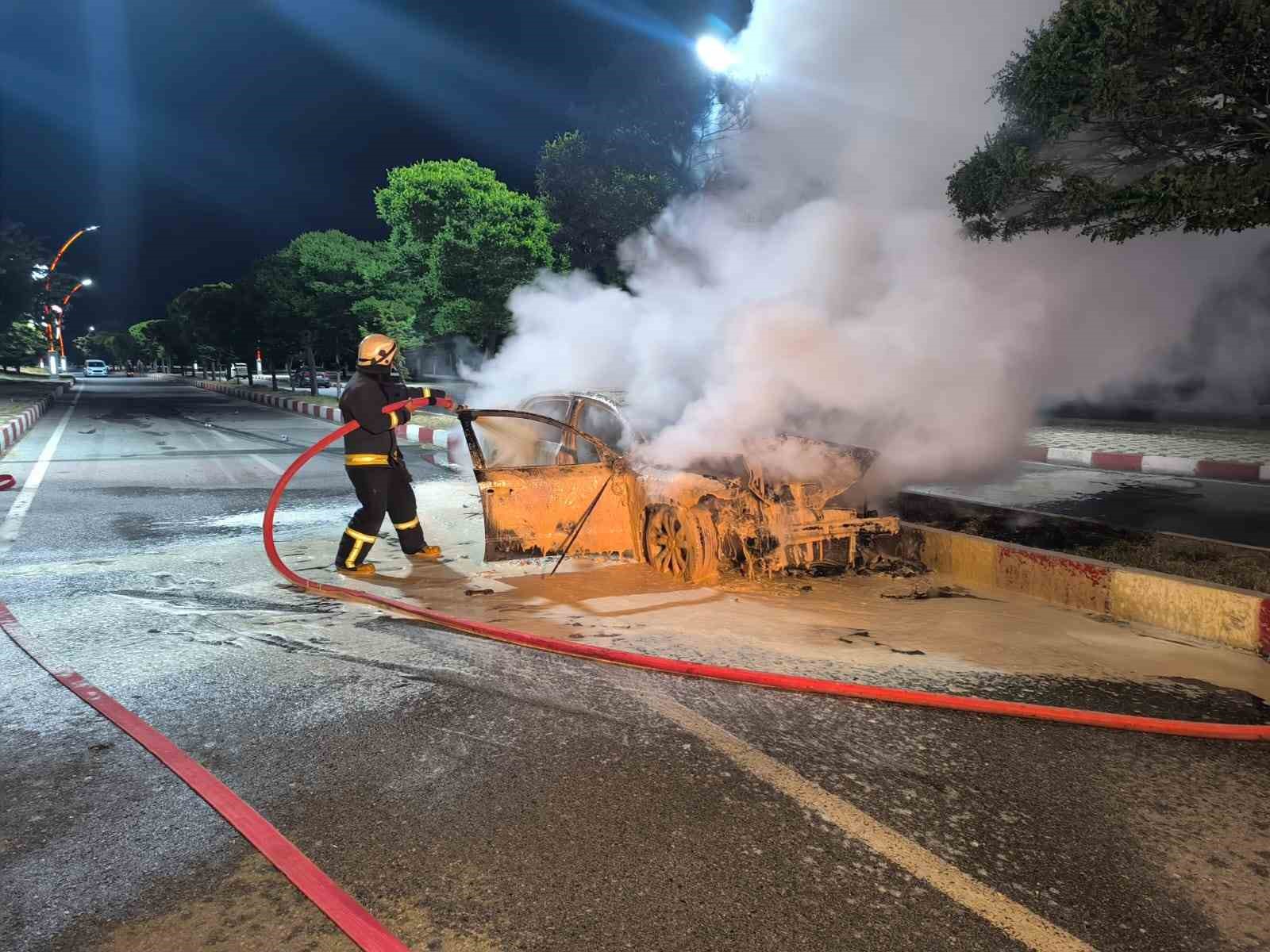 Van’da park halindeki araca çarpan otomobil alev alev yandı