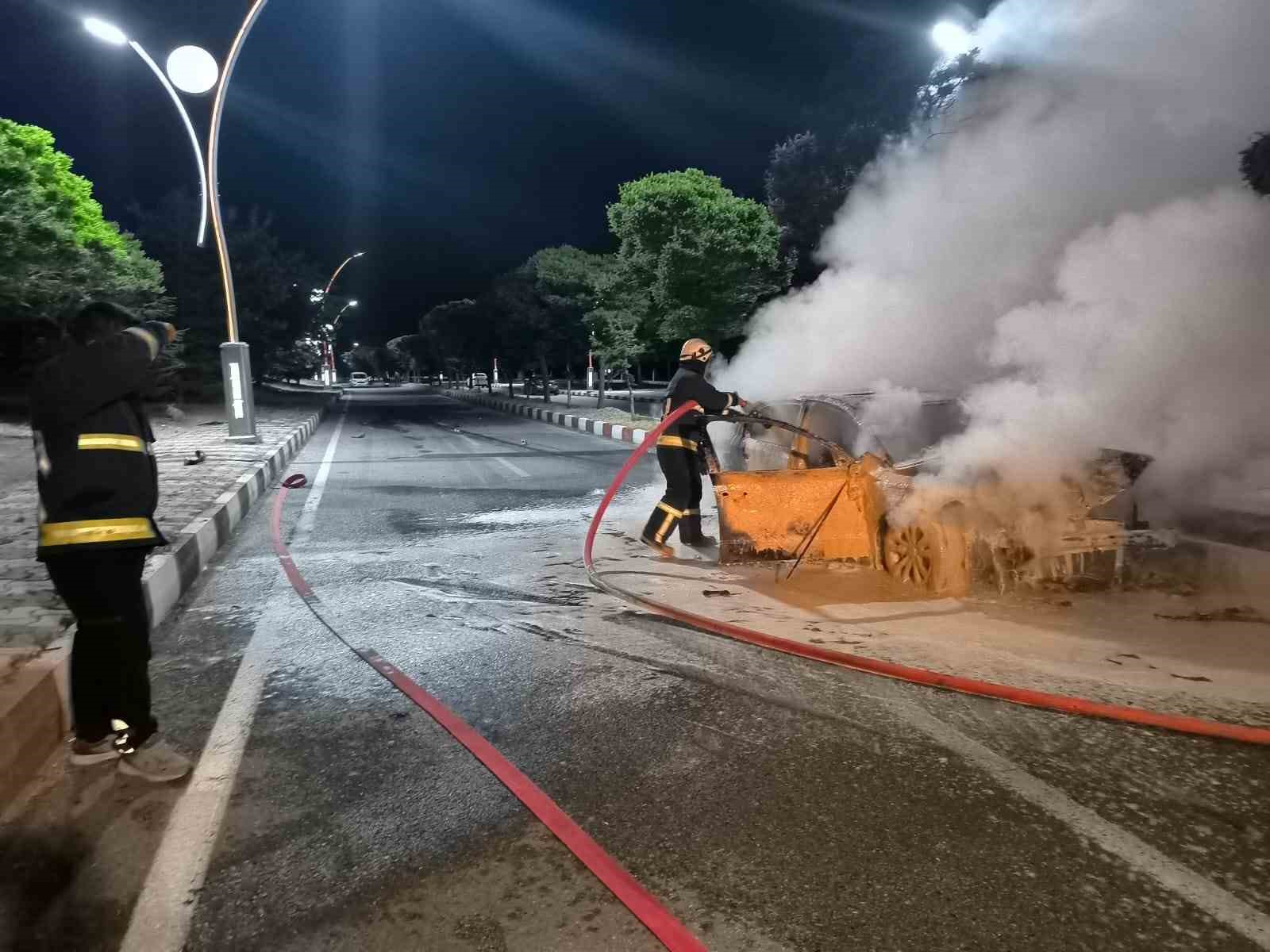 Van’da park halindeki araca çarpan otomobil alev alev yandı