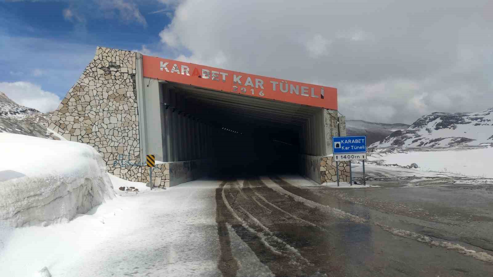 Bahçesaray yolunda Mayıs karı etkili oldu