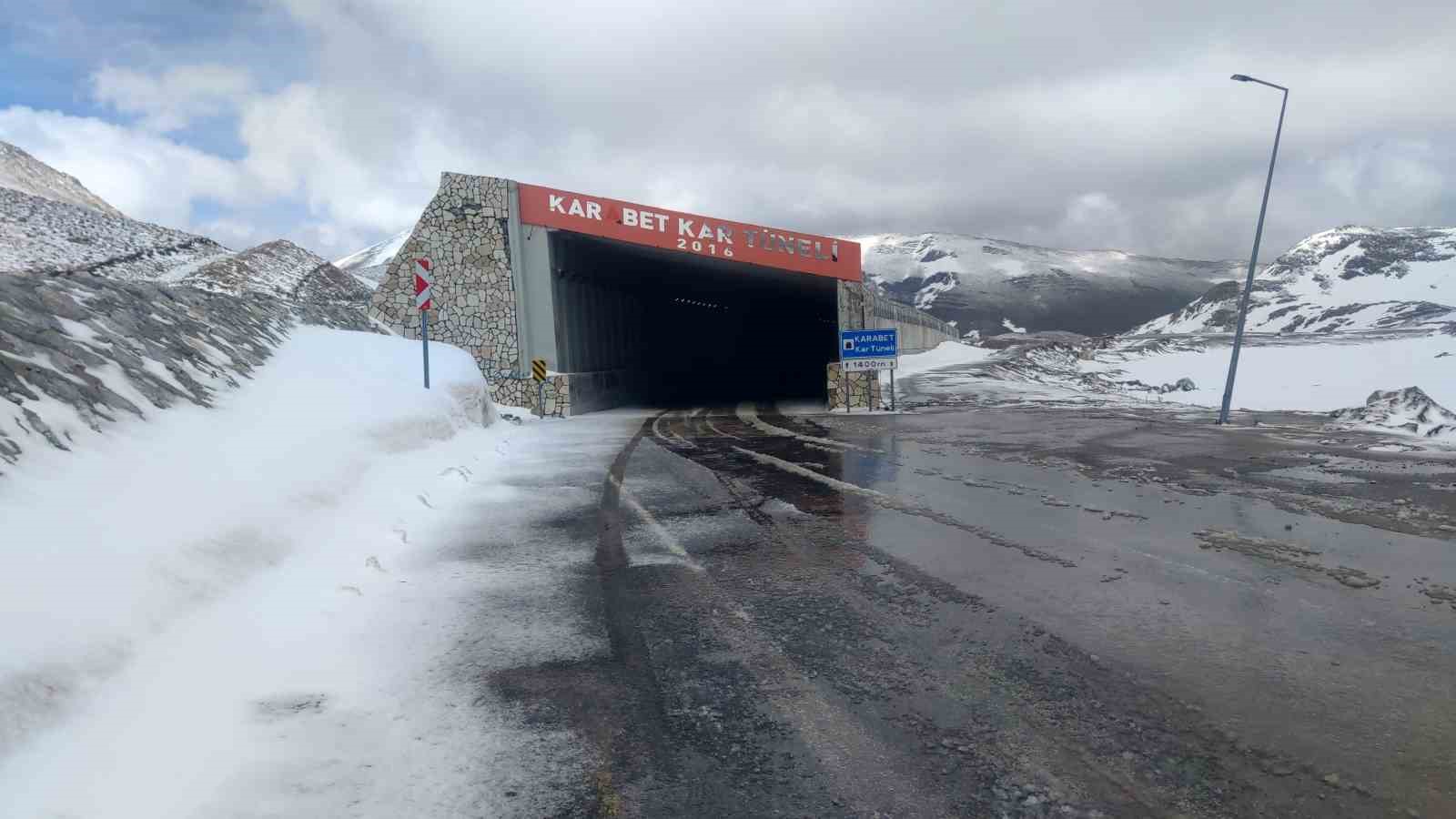 Bahçesaray yolunda Mayıs karı etkili oldu