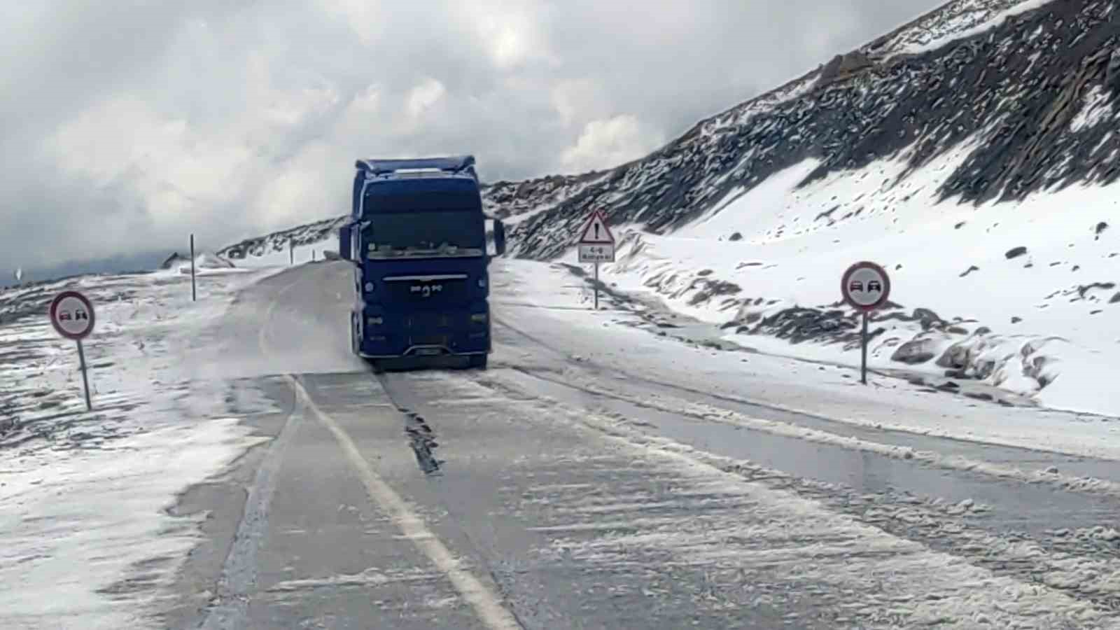 Bahçesaray yolunda Mayıs karı etkili oldu