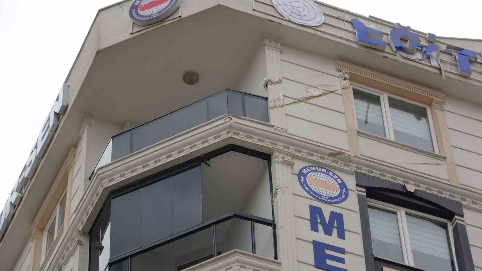 Van’da etkili olan fırtına çatıları uçurdu, ağaçları devirdi