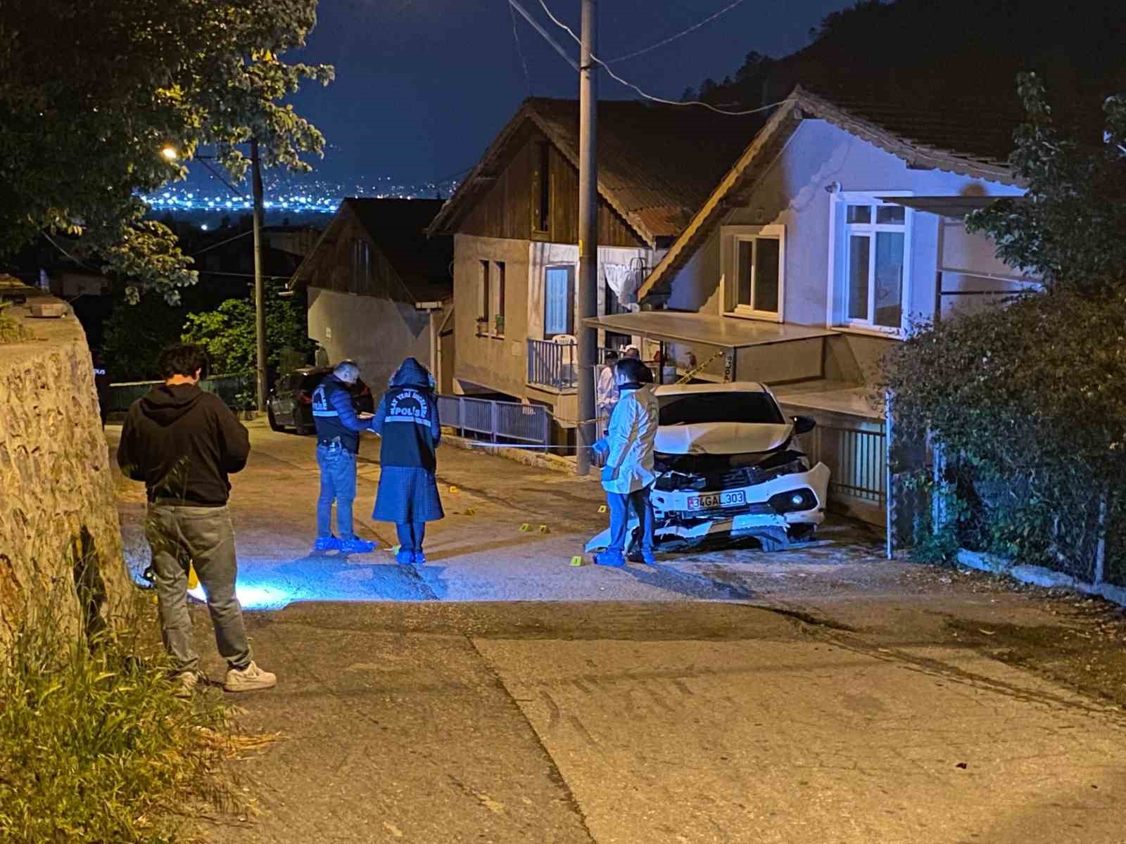 Kurşun yağmuruna tutulan otomobil kaza yaptı: 1 ağır yaralı