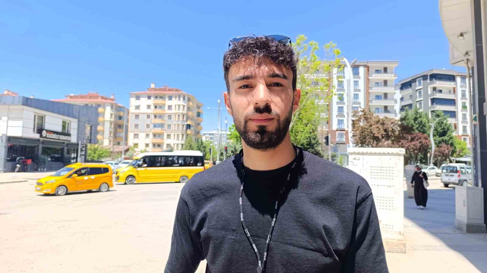 Elektrik kesintisinde hakem düdüğünü alıp trafiği yönetti