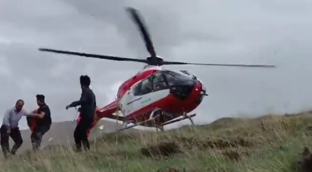 Van’da dağda mahsur kalan şahıs helikopter ambulansla kurtarıldı