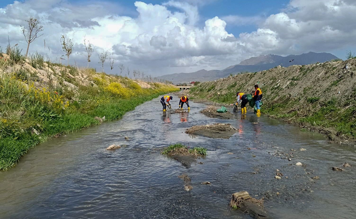 Van Büyükşehir Belediyesi inci kefali göç güzergahındaki dereleri temizledi