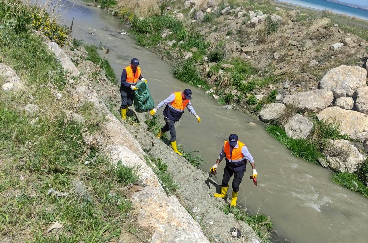 Van Büyükşehir Belediyesi inci kefali göç güzergahındaki dereleri temizledi