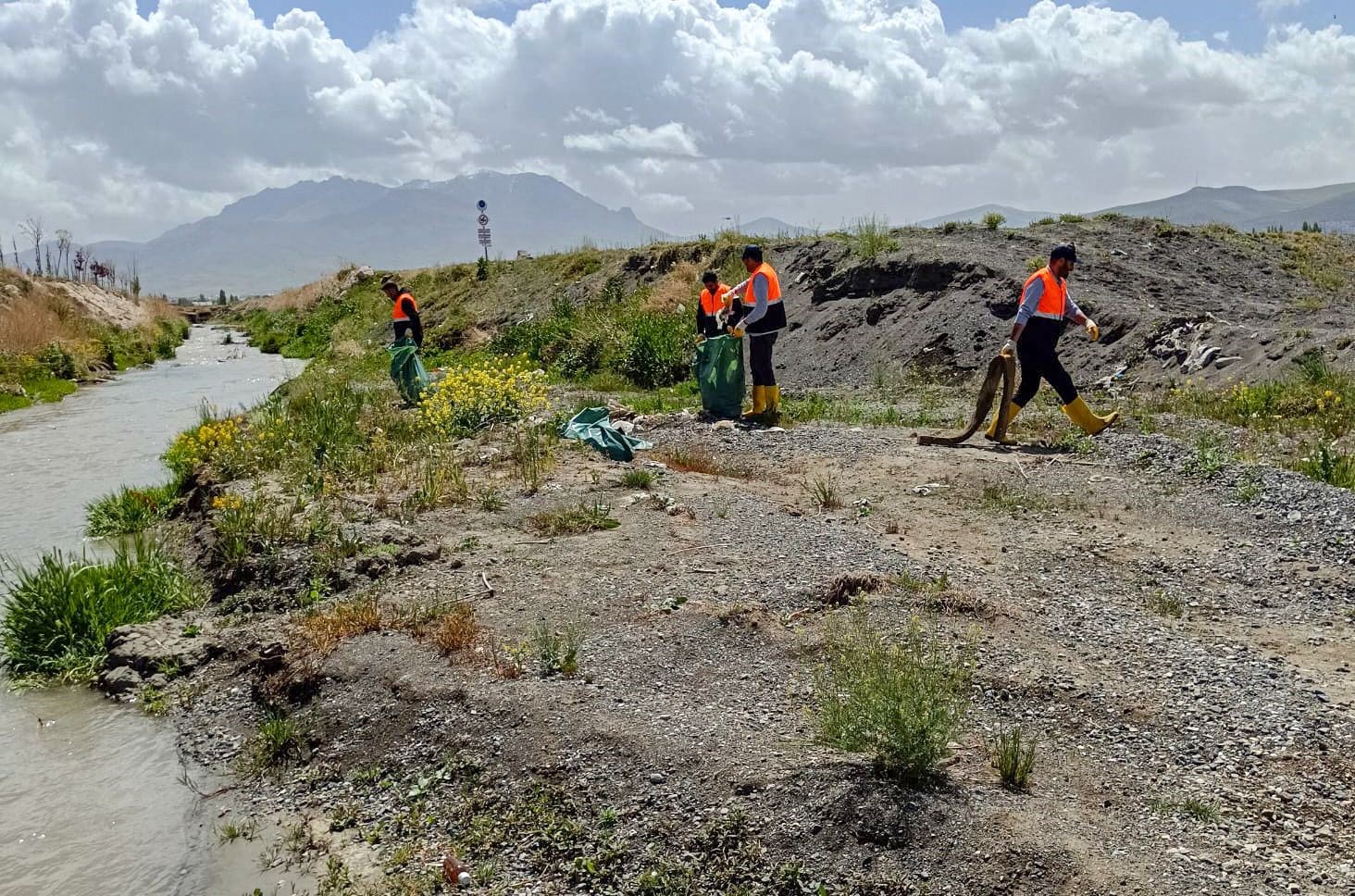 Van Büyükşehir Belediyesi inci kefali göç güzergahındaki dereleri temizledi