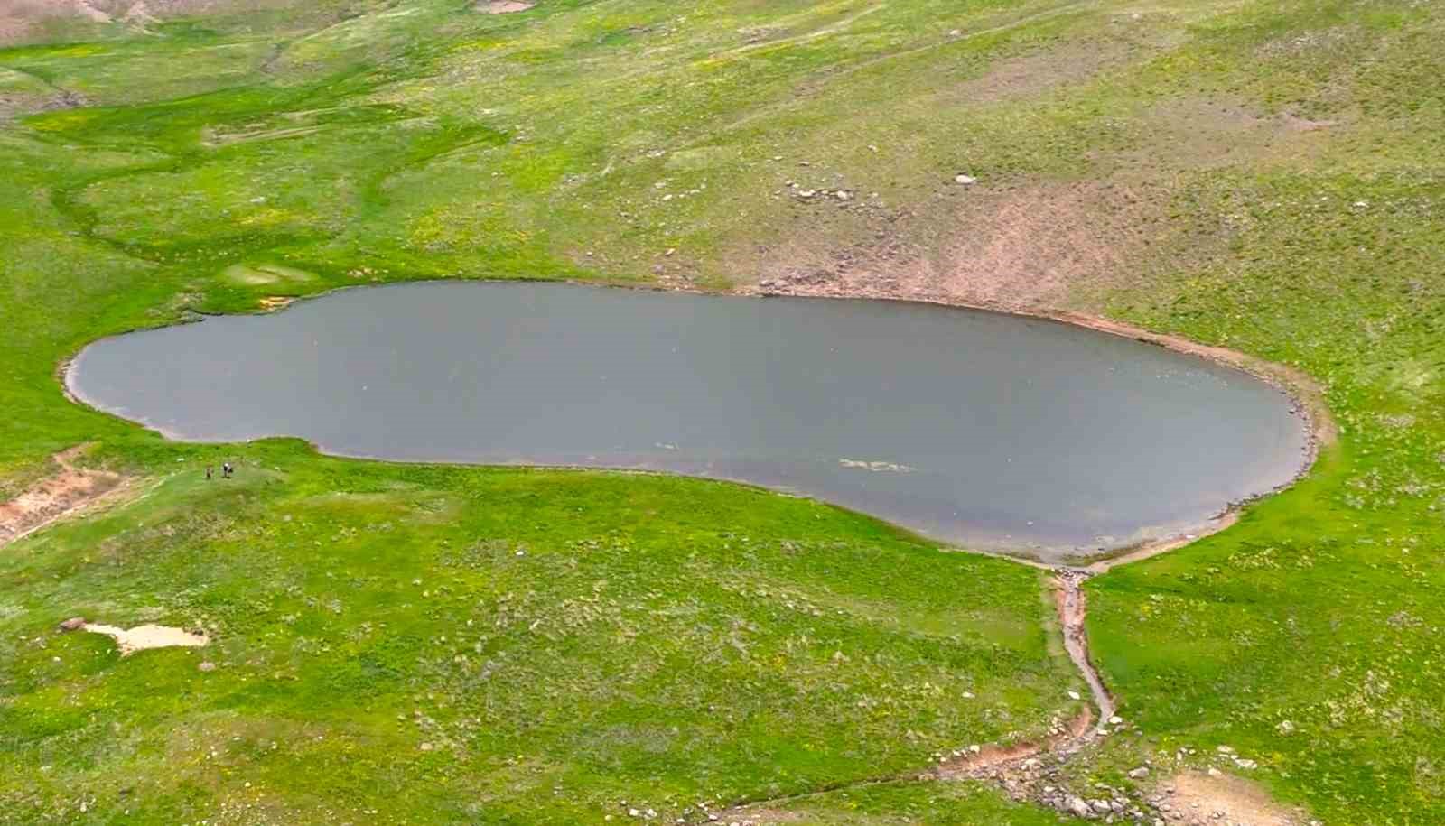 Van’da 2 bin 700 rakımdaki Yıldız Gölleri görüntülendi