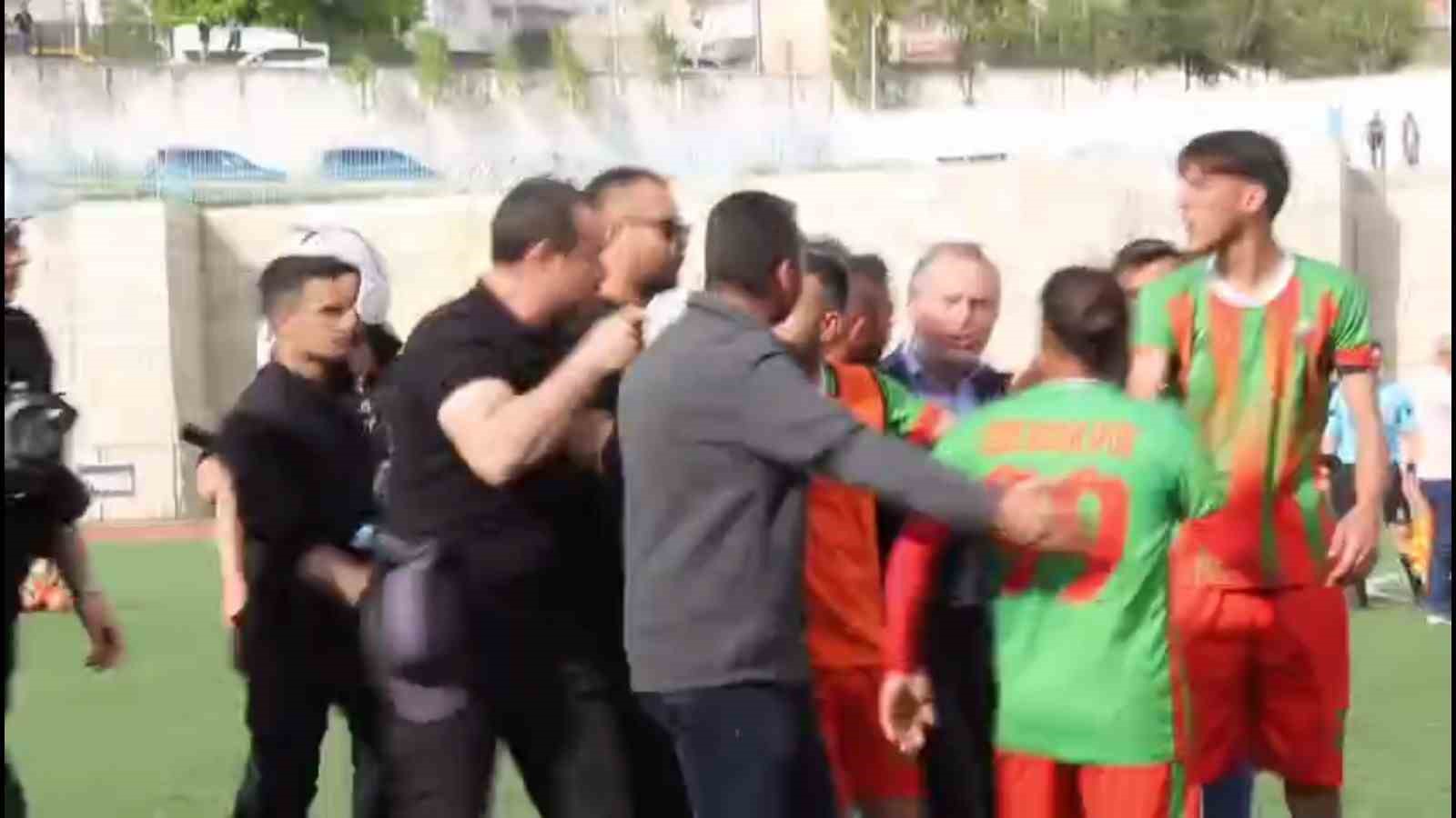 Futbolcuyu darbeden polis memuru hakkında soruşturma başlatıldı