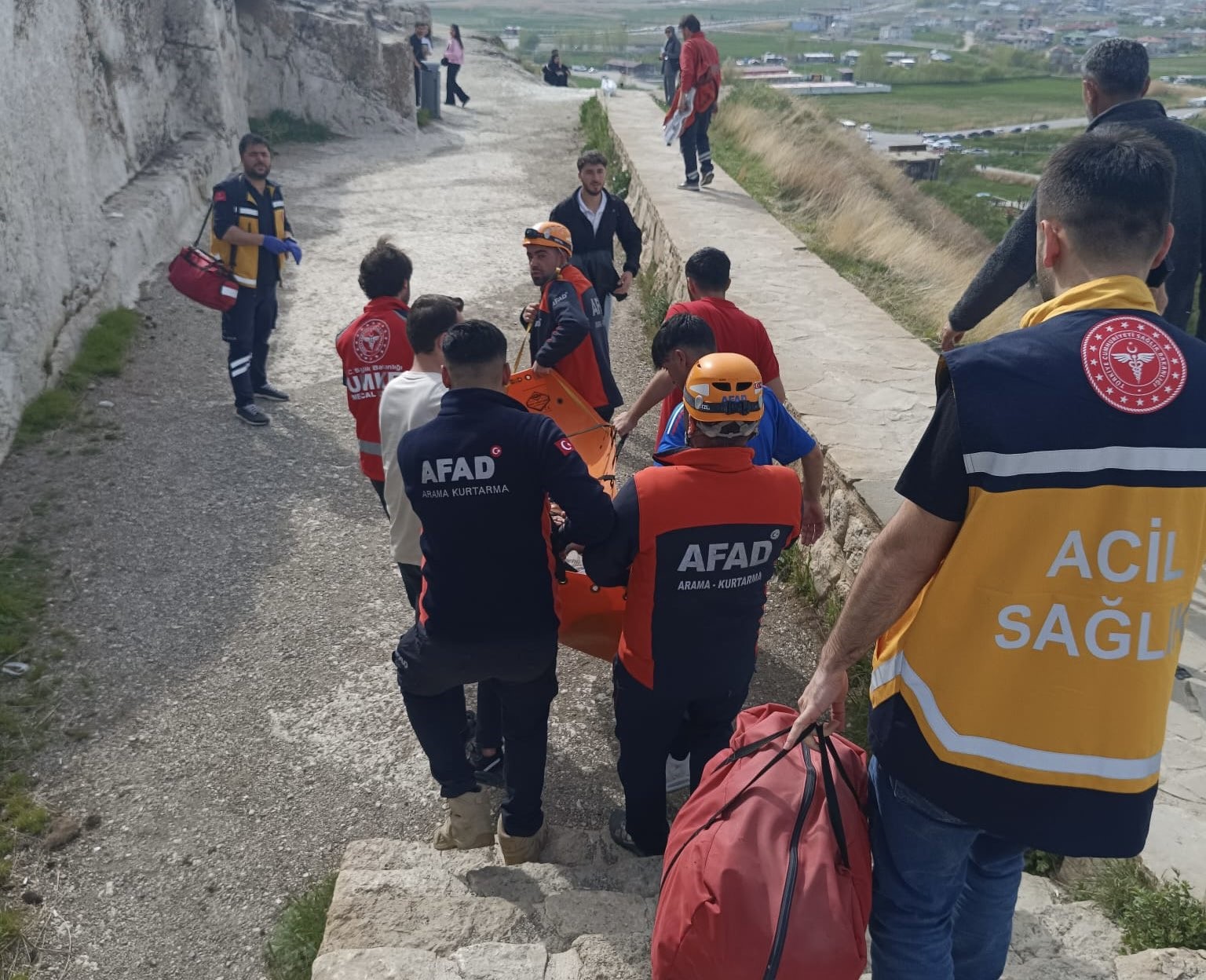 Van Kalesi’nden düşen yaşlı kadın kurtarıldı