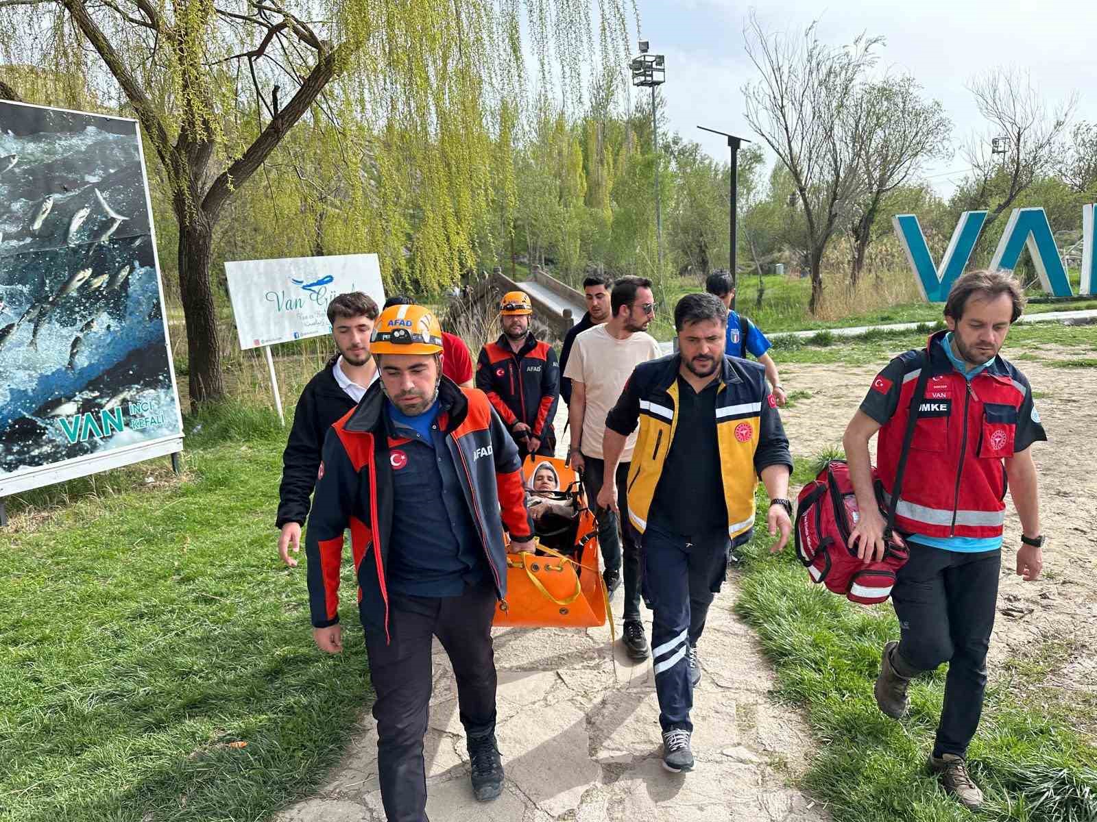 Van Kalesi’nden düşen yaşlı kadın kurtarıldı