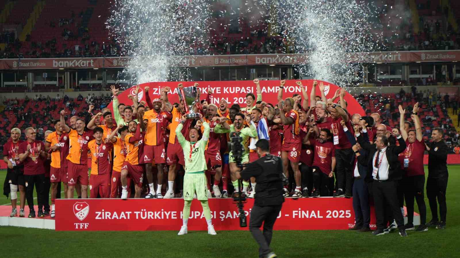 Galatasaraylı oyuncular Türkiye Kupası’nı kaldırdı, coşku zirveye ulaştı