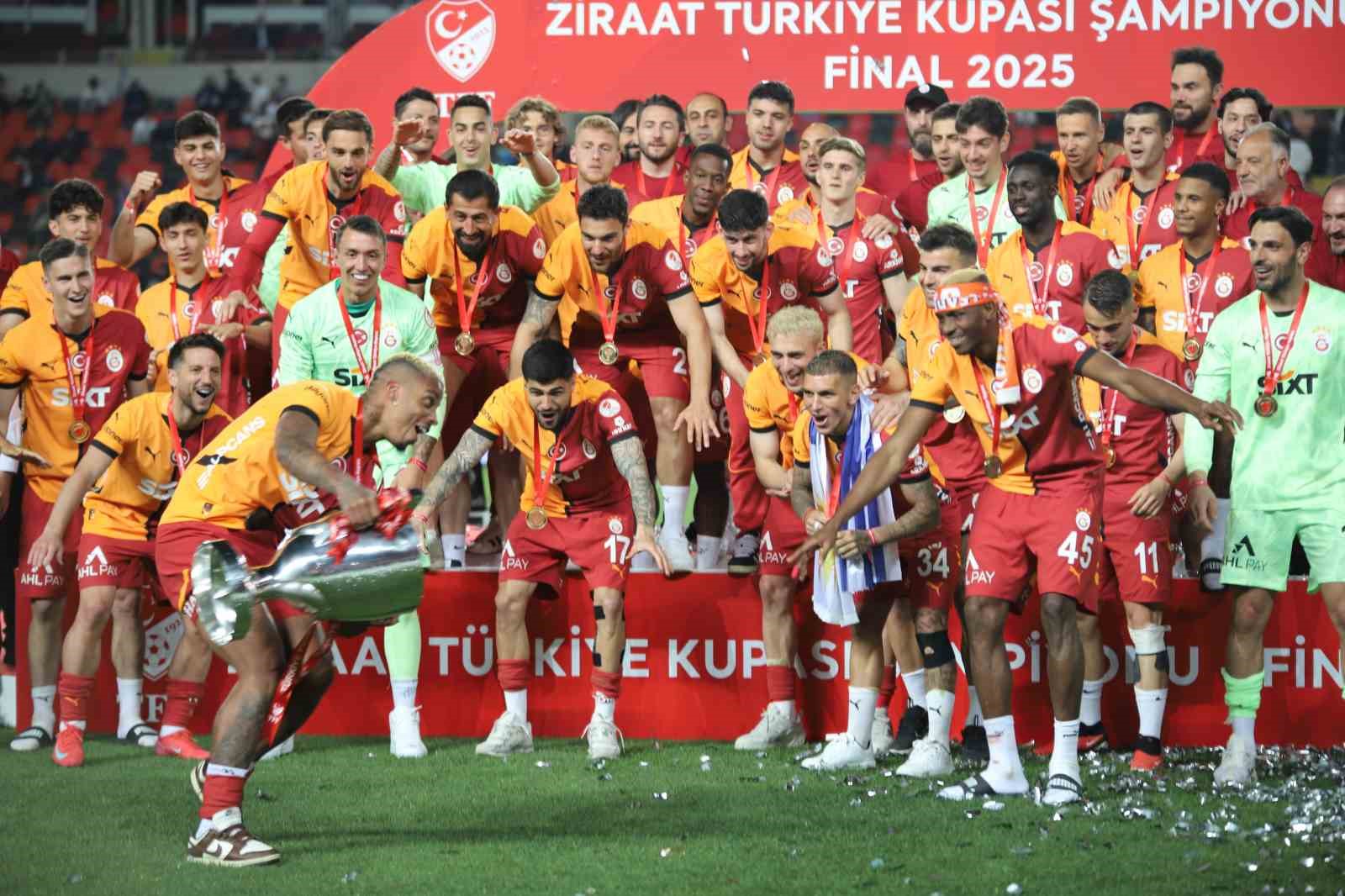 Galatasaraylı oyuncular Türkiye Kupası’nı kaldırdı, coşku zirveye ulaştı