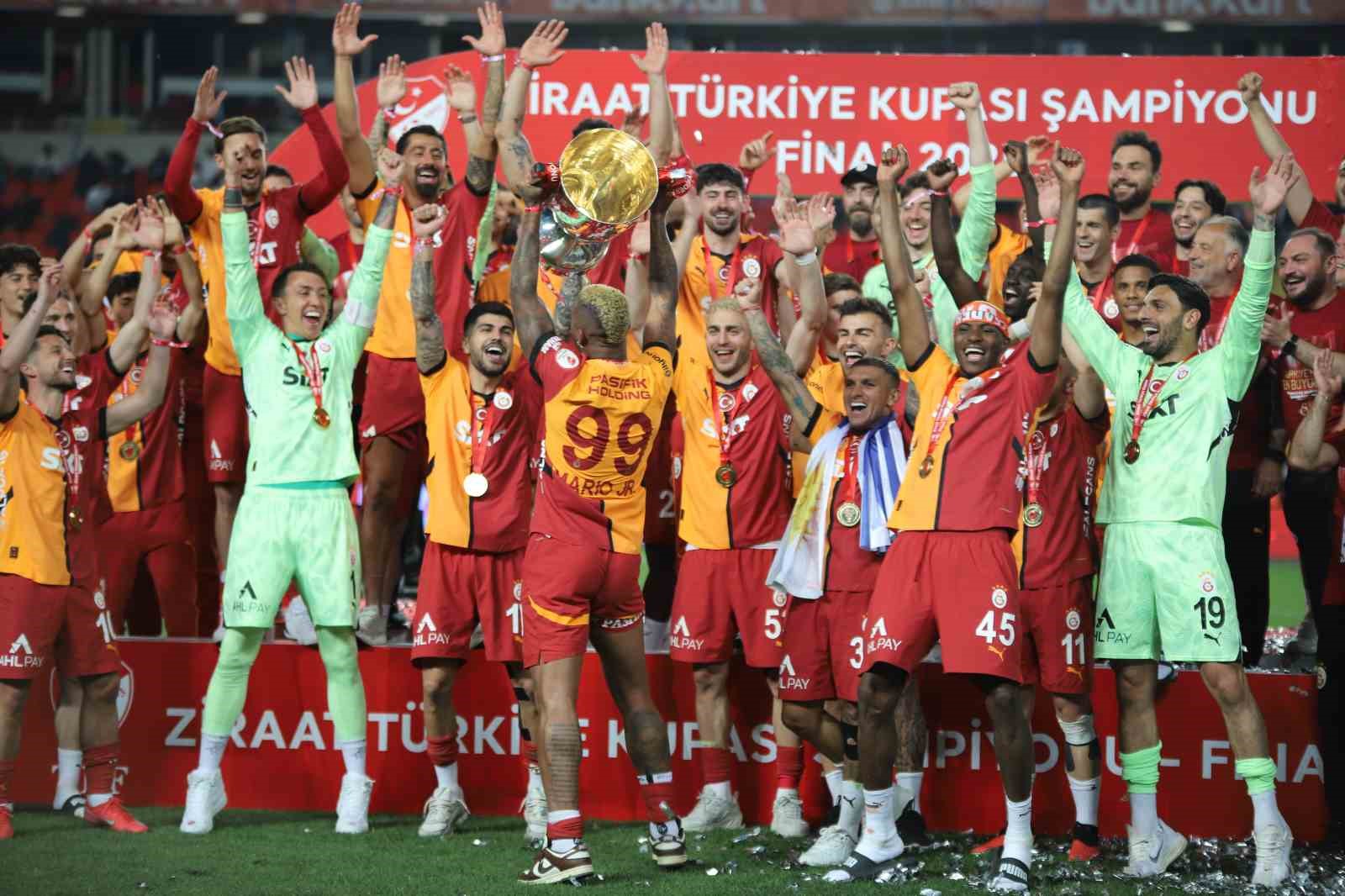 Galatasaraylı oyuncular Türkiye Kupası’nı kaldırdı, coşku zirveye ulaştı