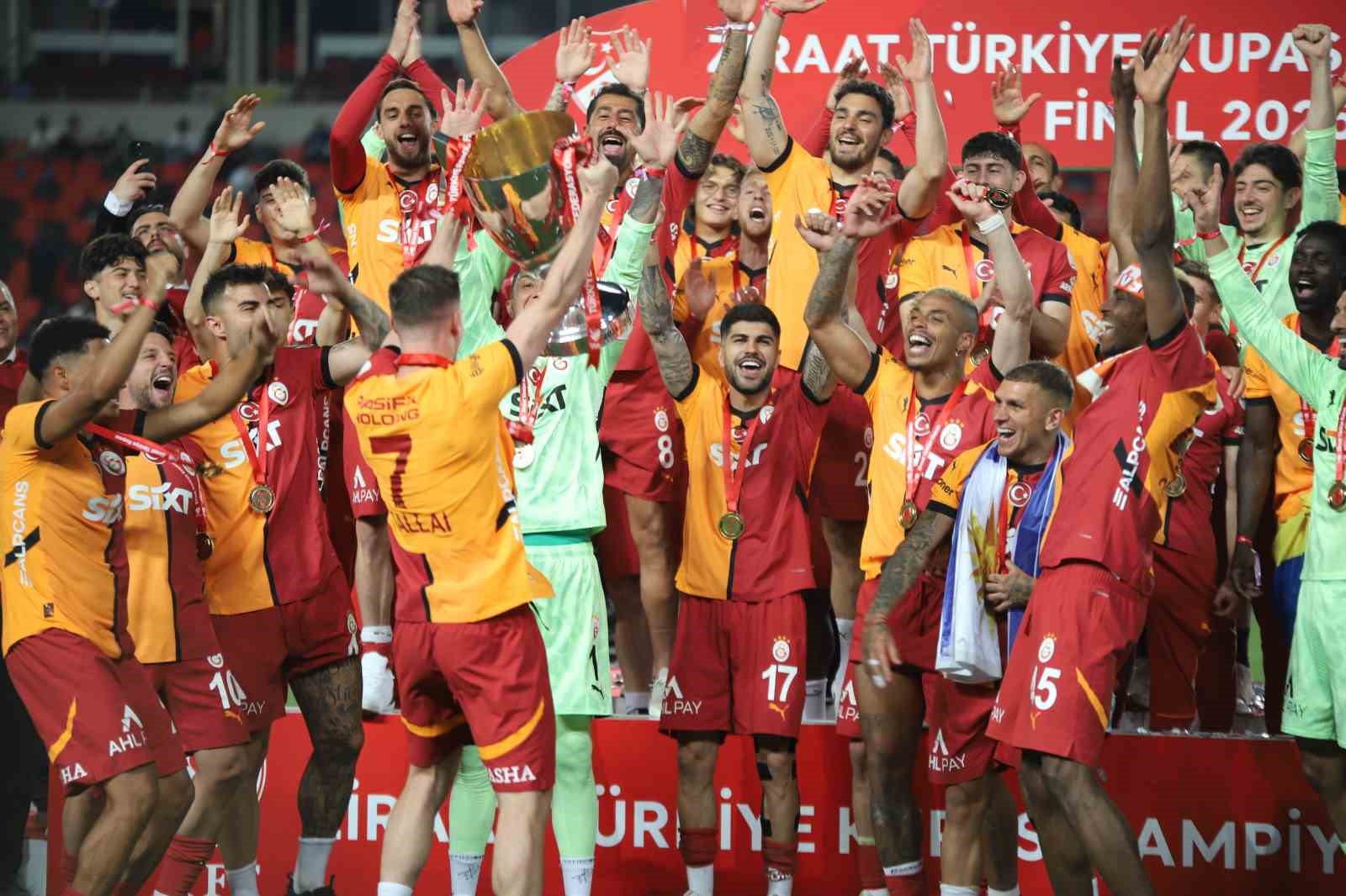 Galatasaraylı oyuncular Türkiye Kupası’nı kaldırdı, coşku zirveye ulaştı
