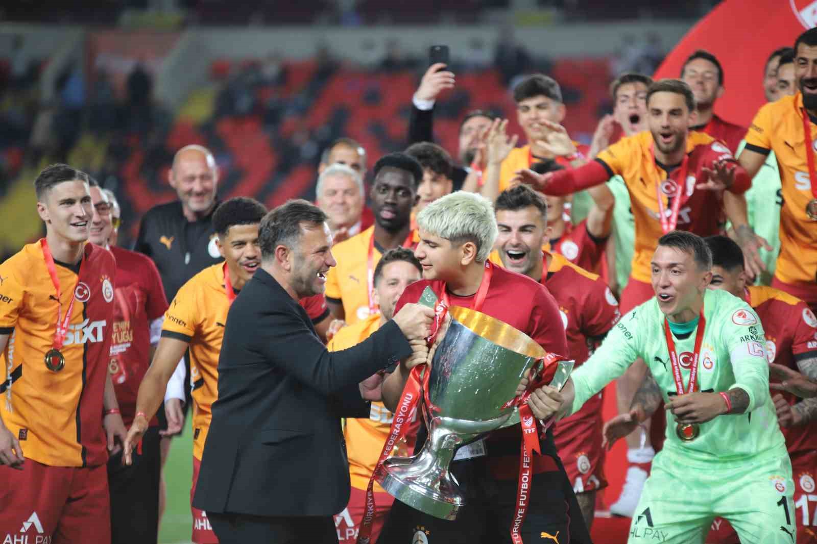 Galatasaraylı oyuncular Türkiye Kupası’nı kaldırdı, coşku zirveye ulaştı