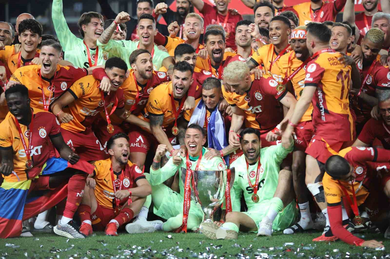 Galatasaraylı oyuncular Türkiye Kupası’nı kaldırdı, coşku zirveye ulaştı