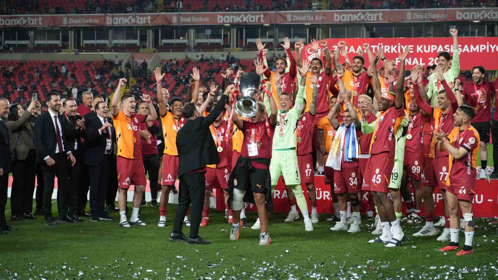 Galatasaraylı oyuncular Türkiye Kupası’nı kaldırdı, coşku zirveye ulaştı