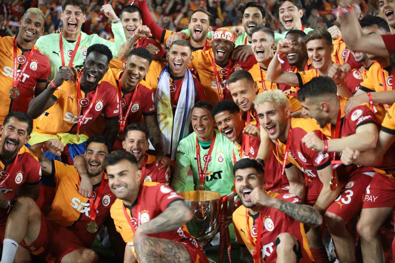 Galatasaraylı oyuncular Türkiye Kupası’nı kaldırdı, coşku zirveye ulaştı
