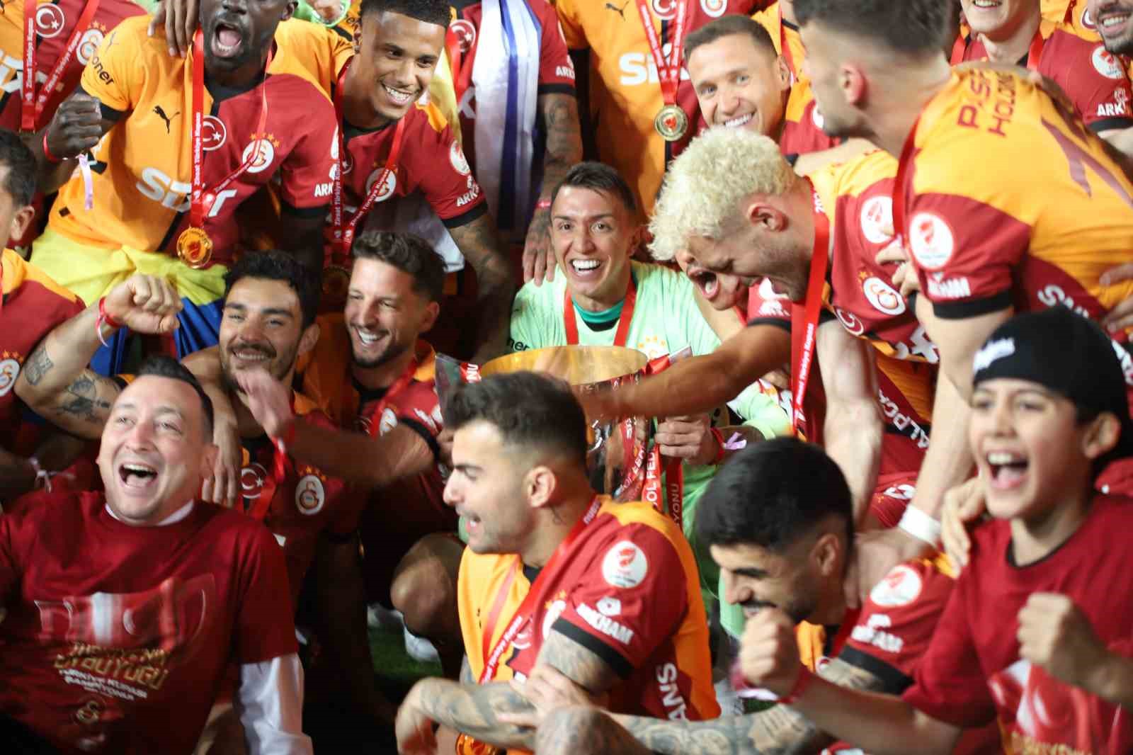 Galatasaraylı oyuncular Türkiye Kupası’nı kaldırdı, coşku zirveye ulaştı