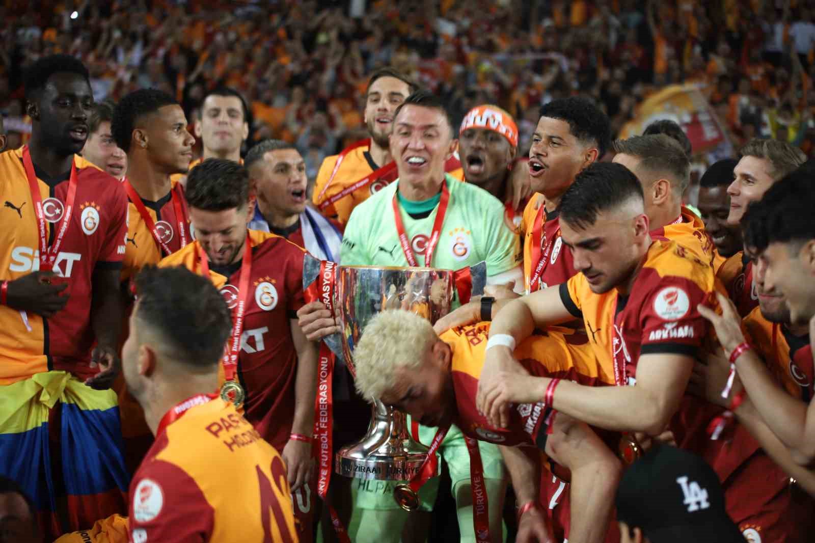 Galatasaraylı oyuncular Türkiye Kupası’nı kaldırdı, coşku zirveye ulaştı
