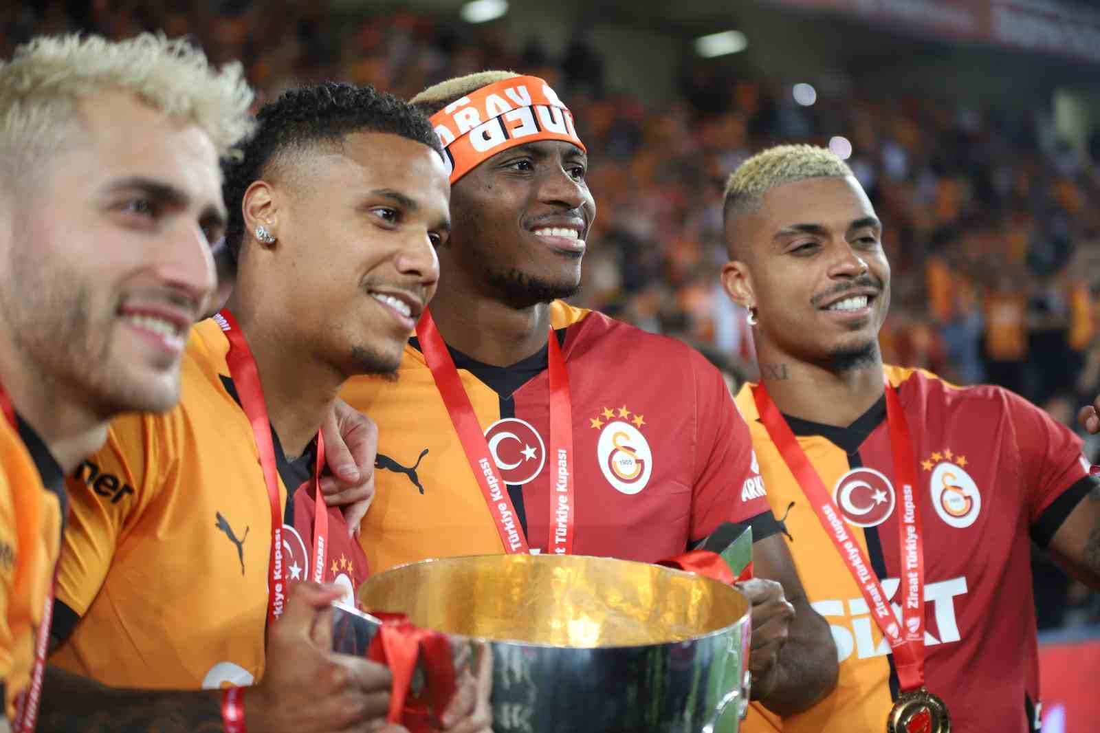 Galatasaraylı oyuncular Türkiye Kupası’nı kaldırdı, coşku zirveye ulaştı