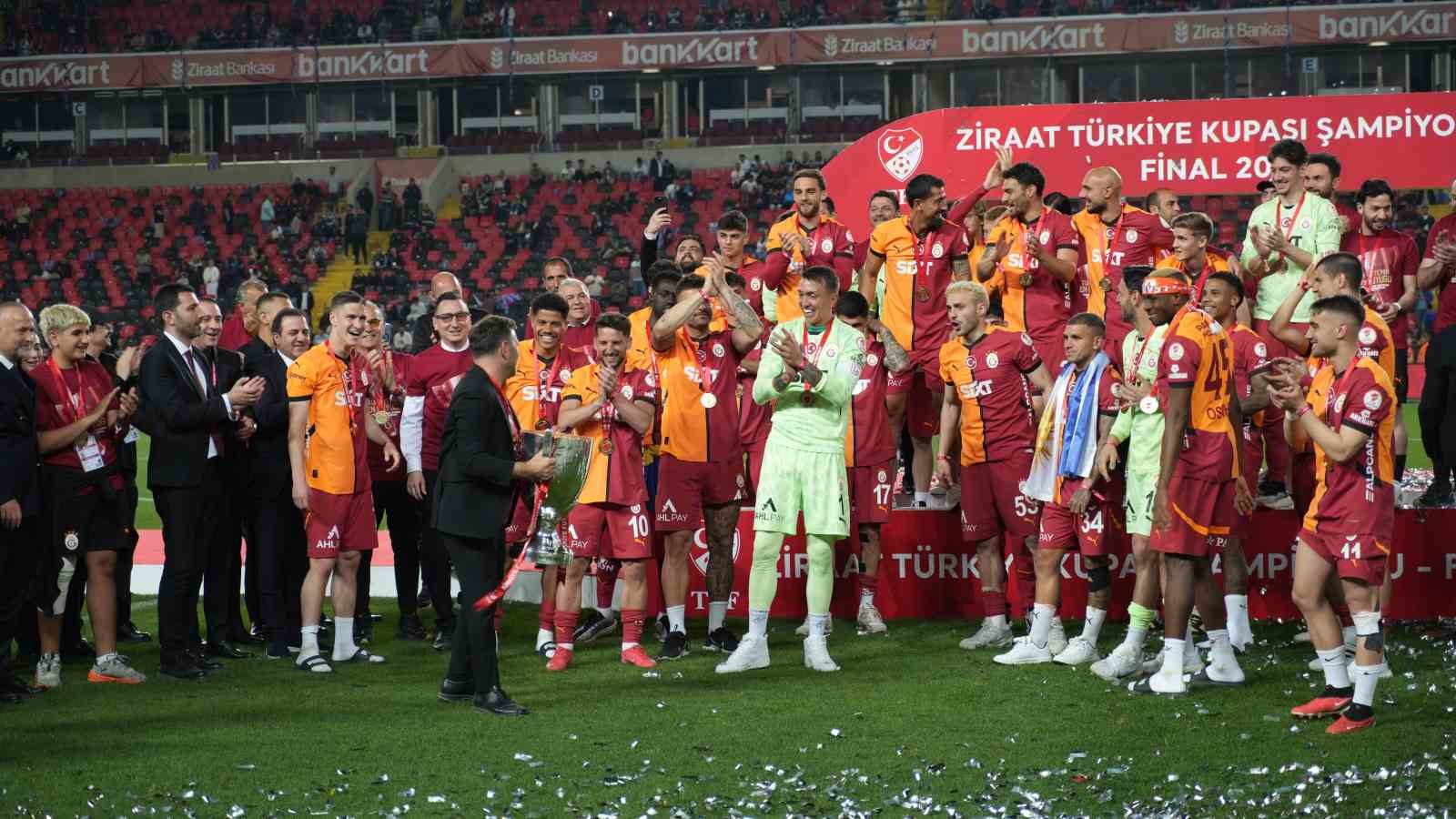 Galatasaraylı oyuncular Türkiye Kupası’nı kaldırdı, coşku zirveye ulaştı