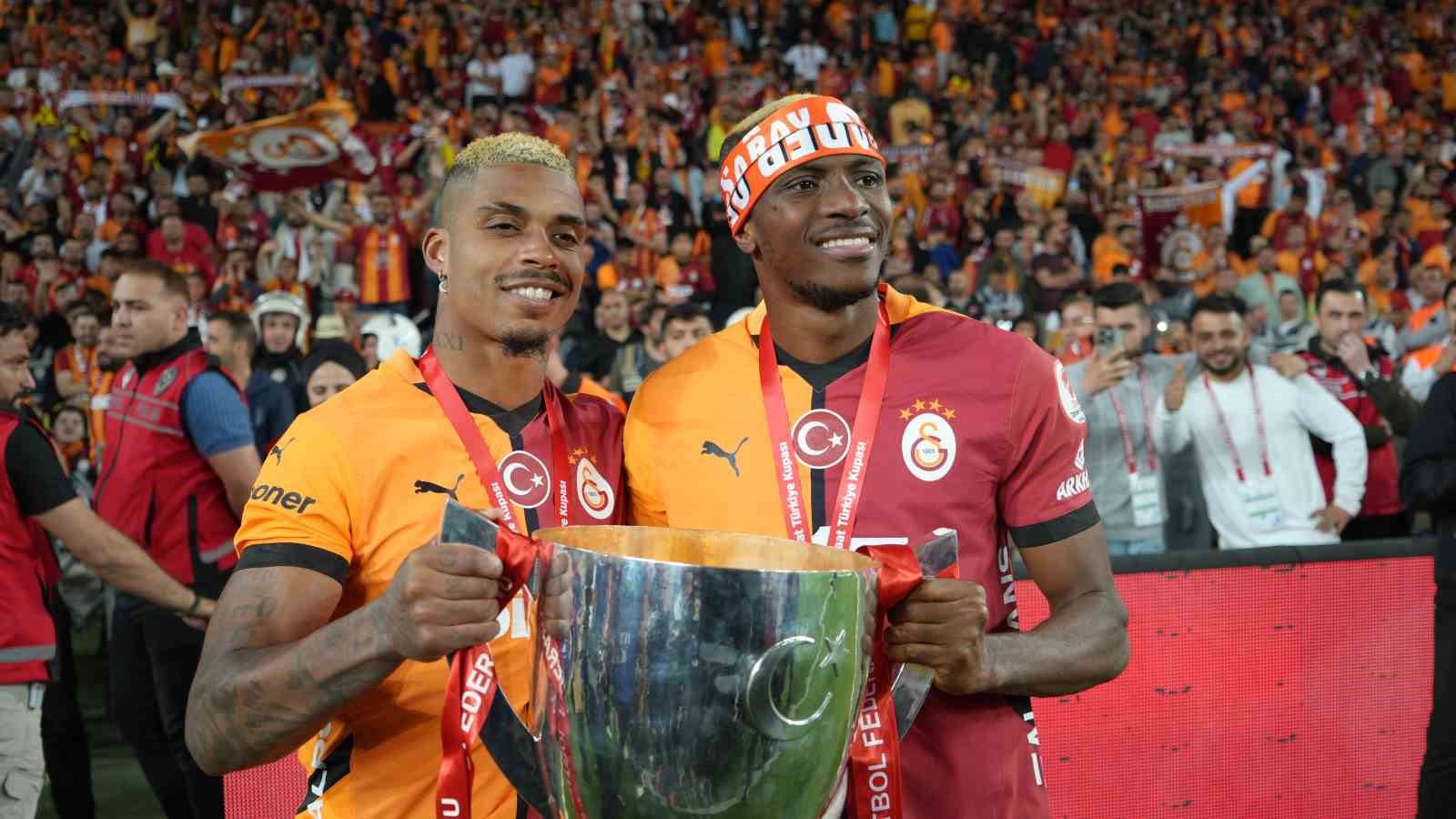 Galatasaraylı oyuncular Türkiye Kupası’nı kaldırdı, coşku zirveye ulaştı