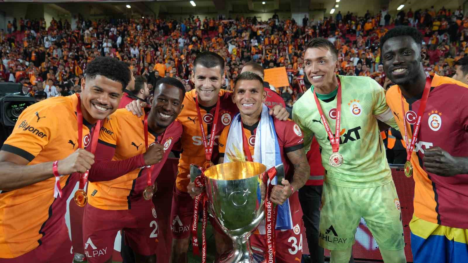 Galatasaraylı oyuncular Türkiye Kupası’nı kaldırdı, coşku zirveye ulaştı