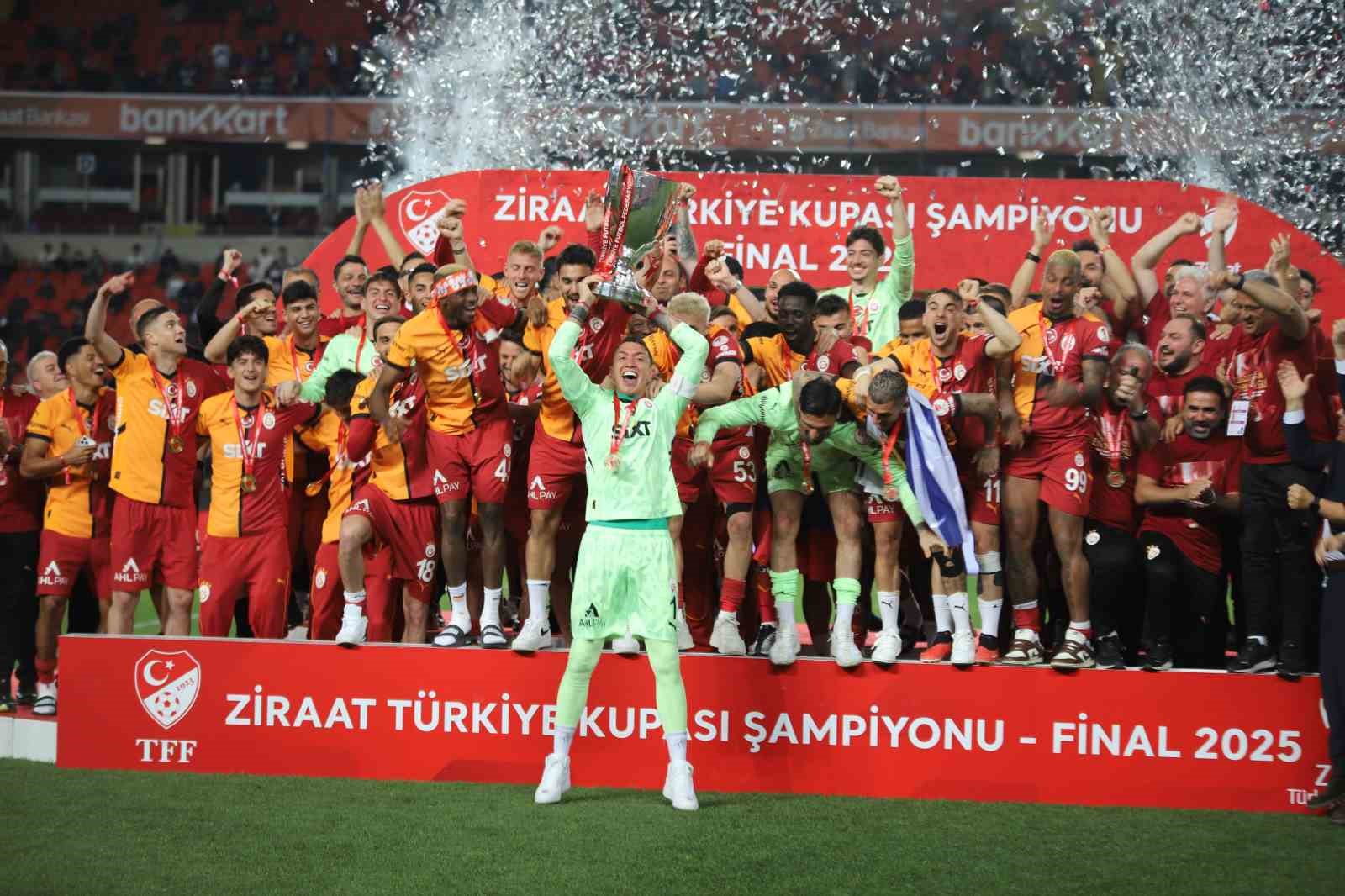 Galatasaraylı oyuncular Türkiye Kupası’nı kaldırdı, coşku zirveye ulaştı