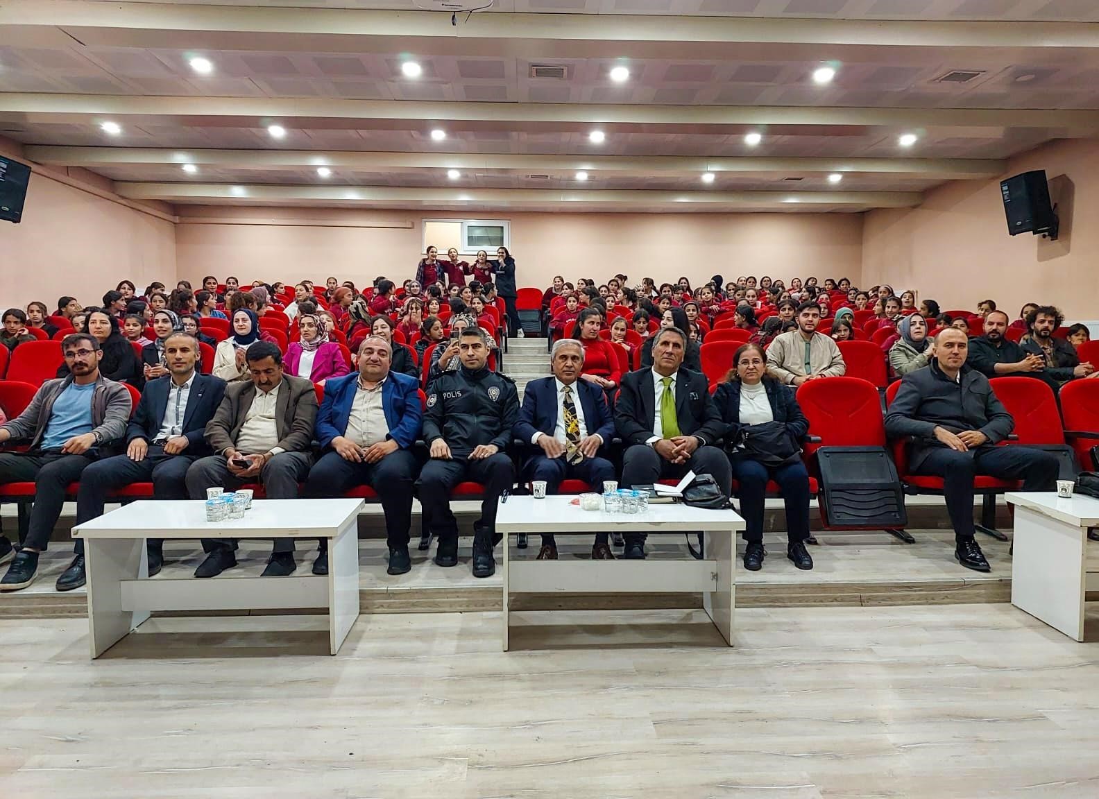 Büyükşehir konservatuvarı ilçe konserlerine Bahçesaray’da start verdi