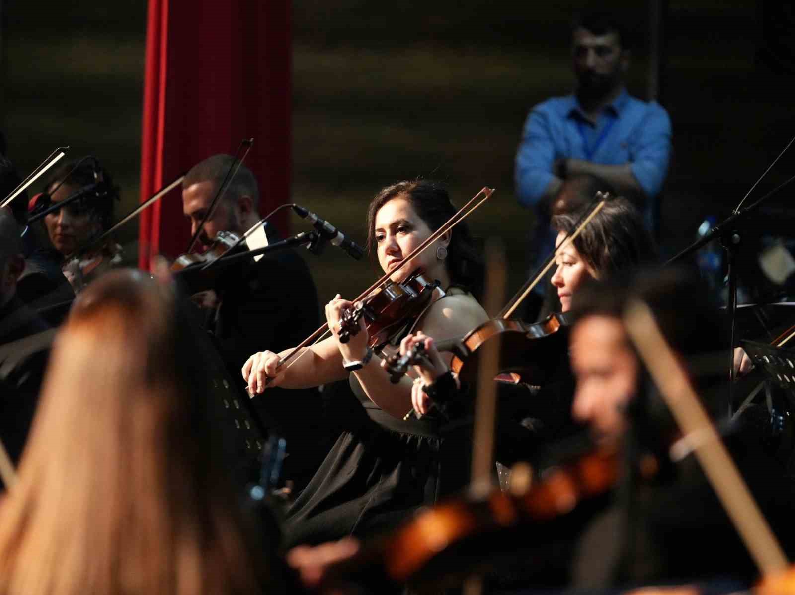 Bakan Tekin, Van’da Maarif Orkestrası ve Halk Dansları Topluluğu’nun gösterisini izledi