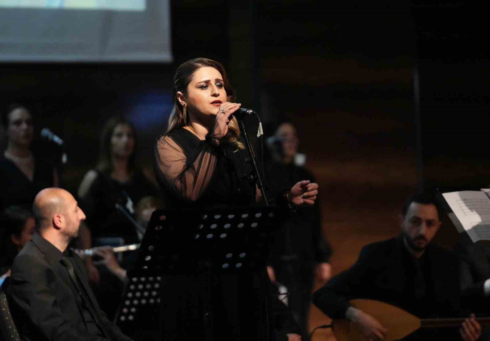 Bakan Tekin, Van’da Maarif Orkestrası ve Halk Dansları Topluluğu’nun gösterisini izledi