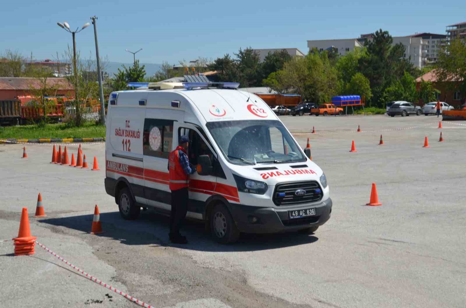 Ambulans sürücülerine güvenli sürüş eğitimi