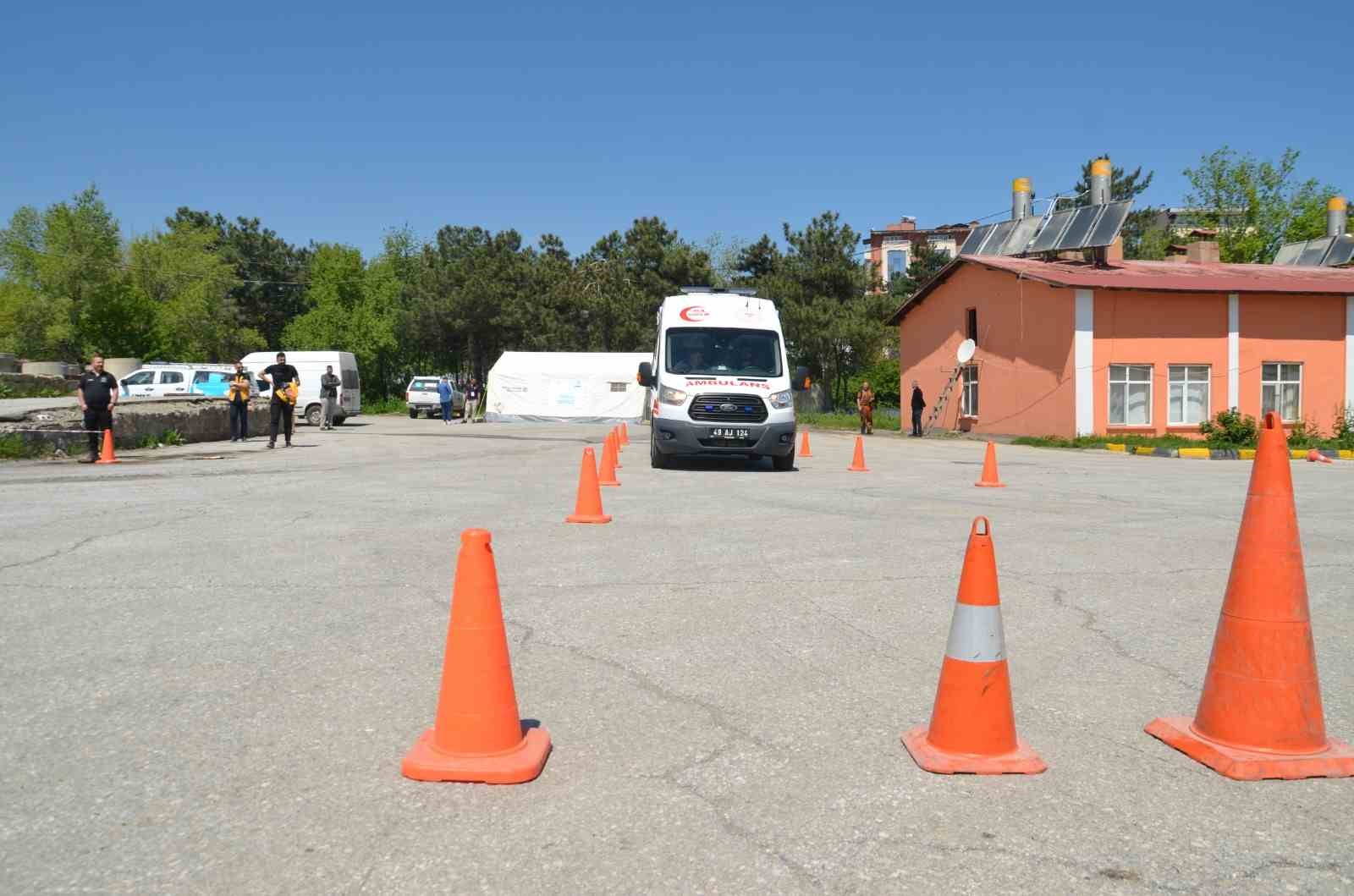 Ambulans sürücülerine güvenli sürüş eğitimi