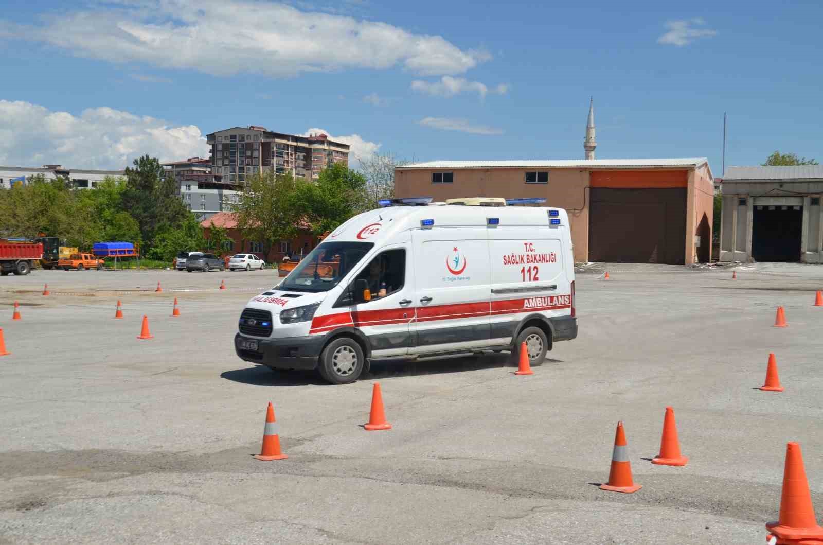 Ambulans sürücülerine güvenli sürüş eğitimi