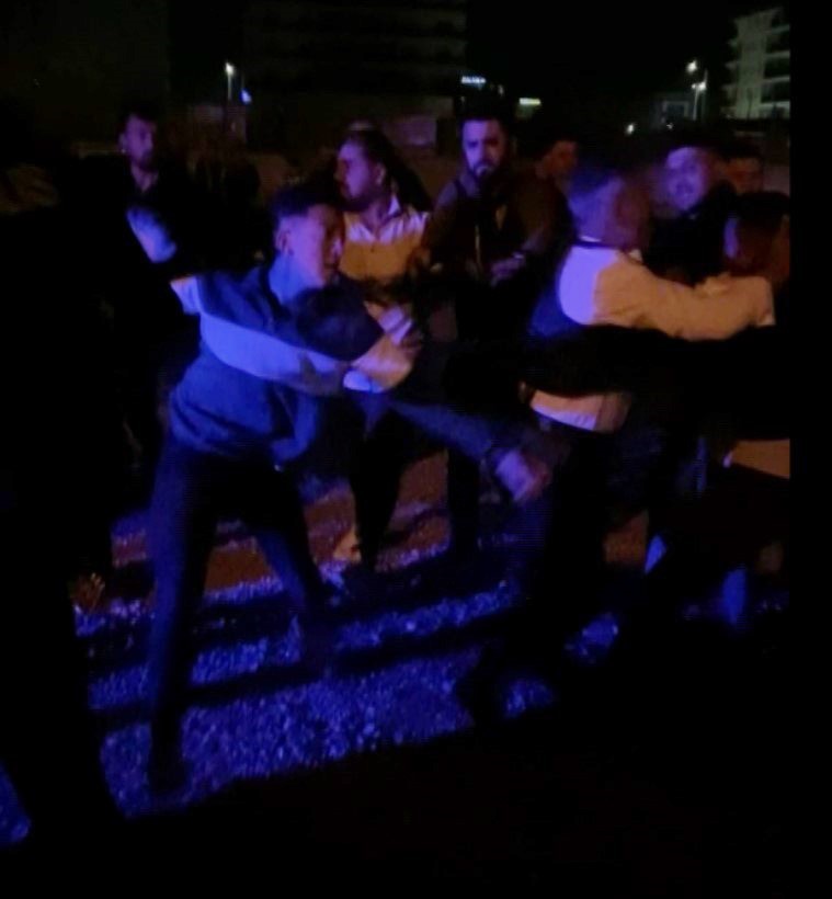 Tekme ve yumrukların havada uçuştuğu düğün kavgasında polis memurları arada kaldı