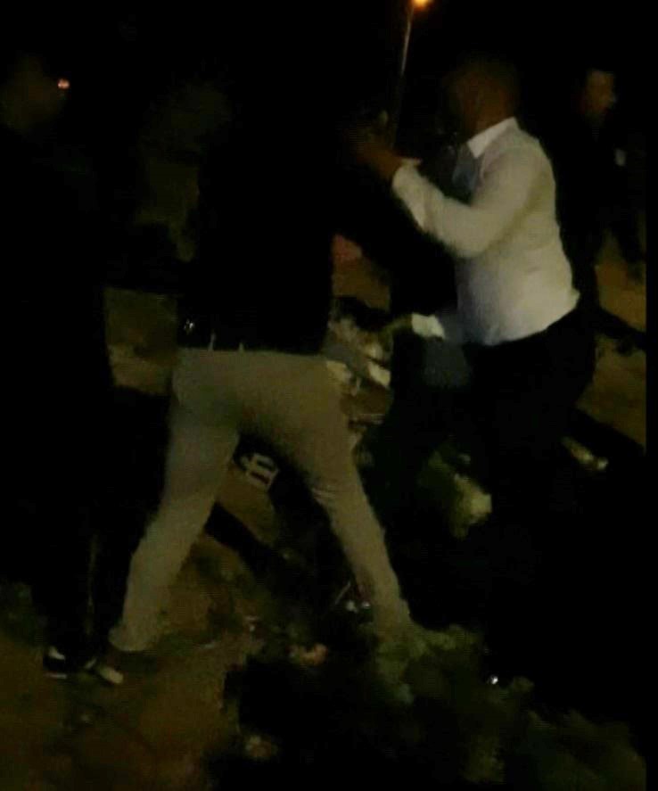 Tekme ve yumrukların havada uçuştuğu düğün kavgasında polis memurları arada kaldı