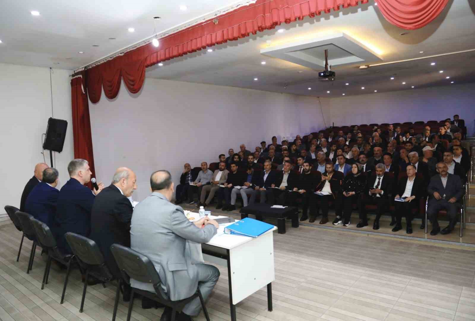 Van Büyükşehir Belediyesi, Çatak ve Bahçesaray’da mahalle muhtarları ile buluştu