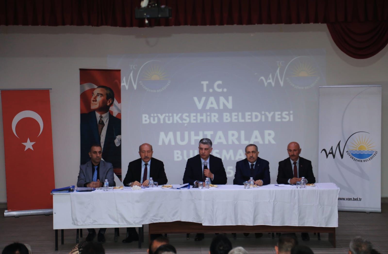 Van Büyükşehir Belediyesi, Çatak ve Bahçesaray’da mahalle muhtarları ile buluştu