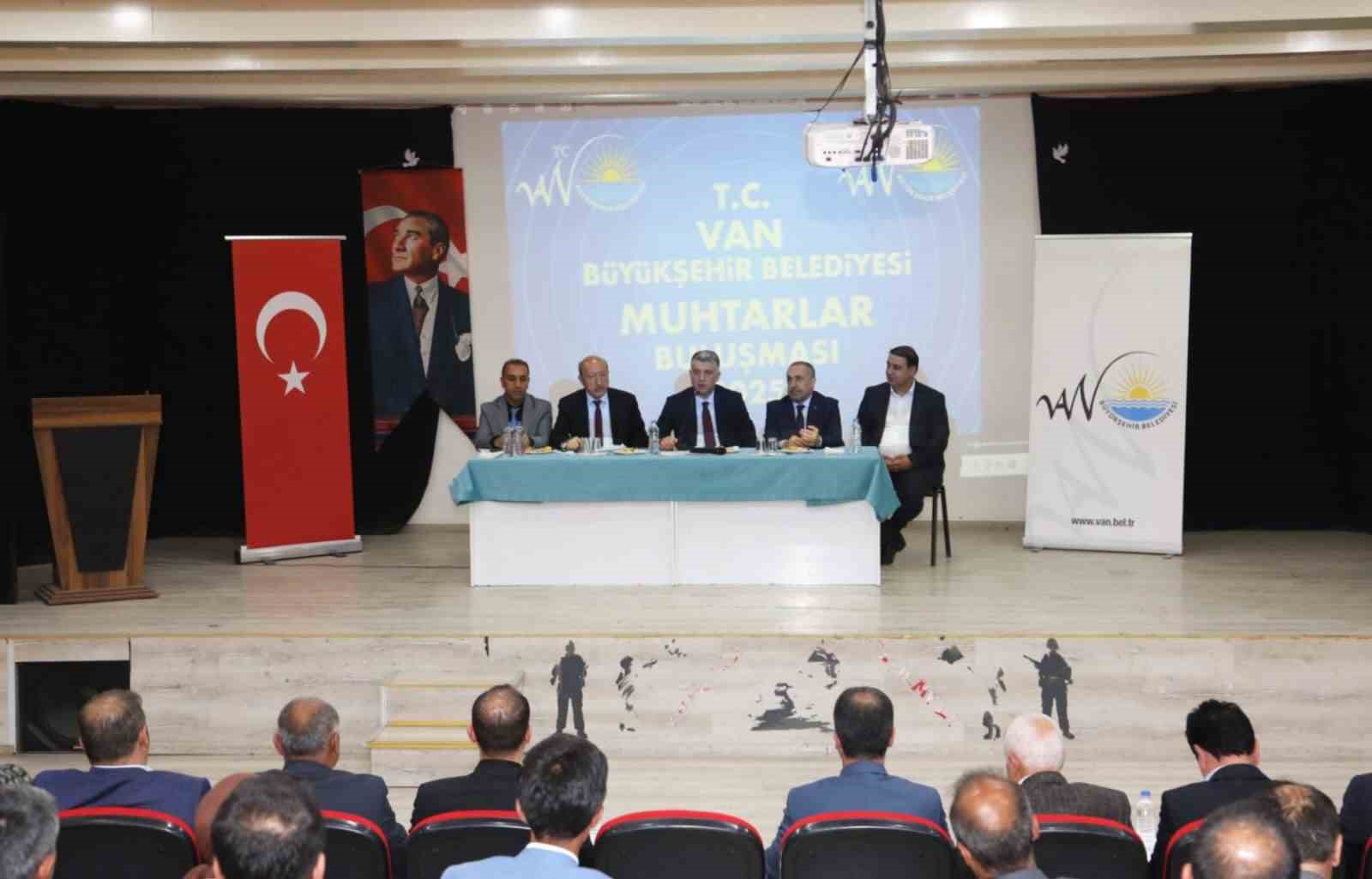Van Büyükşehir Belediyesi, Çatak ve Bahçesaray’da mahalle muhtarları ile buluştu