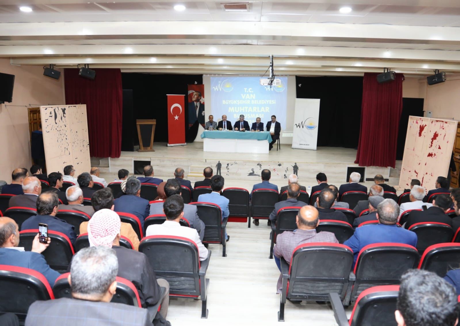 Van Büyükşehir Belediyesi, Çatak ve Bahçesaray’da mahalle muhtarları ile buluştu
