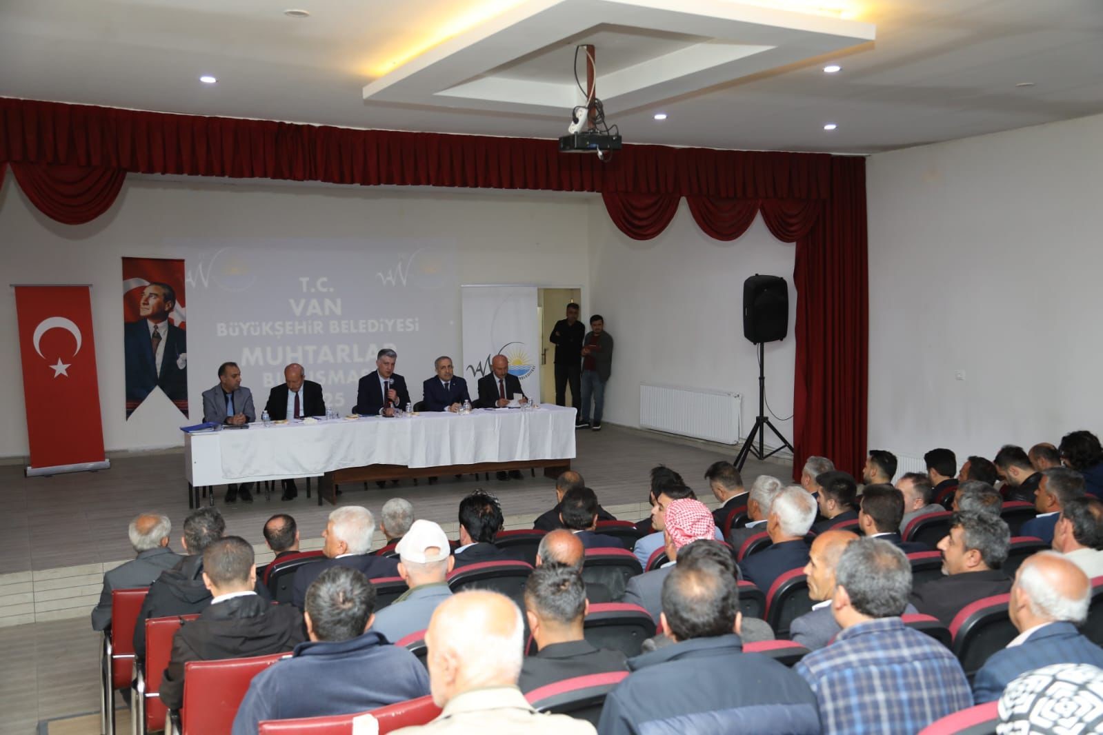 Van Büyükşehir Belediyesi, Çatak ve Bahçesaray’da mahalle muhtarları ile buluştu