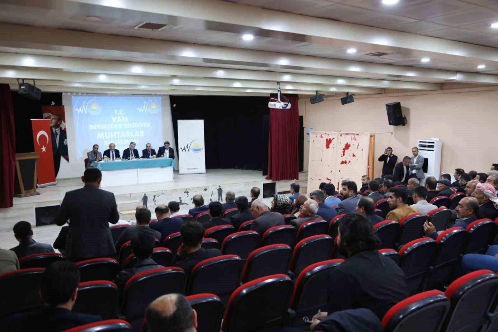 Van Büyükşehir Belediyesi, Çatak ve Bahçesaray’da mahalle muhtarları ile buluştu