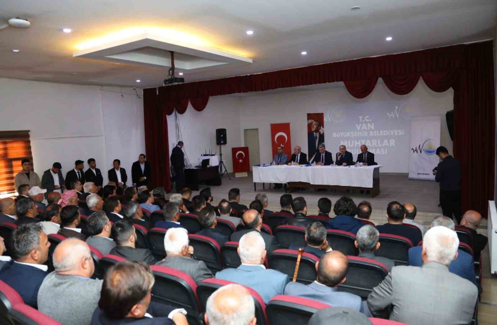 Van Büyükşehir Belediyesi, Çatak ve Bahçesaray’da mahalle muhtarları ile buluştu